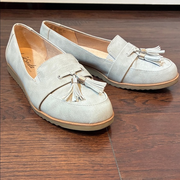Life Stride Women's Loafers with Tassels in Light Gray - Picture 1 of 2